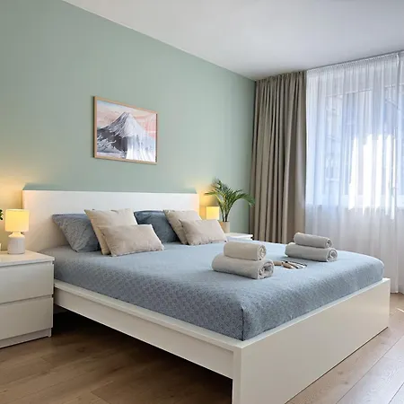 Bright Modern Apartment, 100m From Hall & Old Town