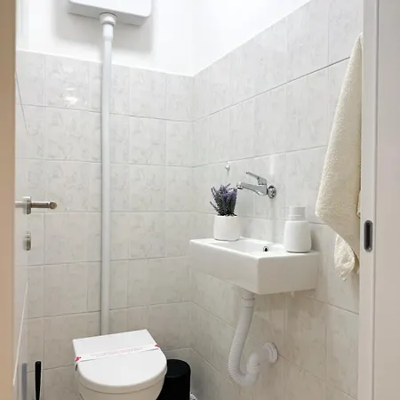 Lejlighed Bright Modern Apartment, 100m From Hall & Old Town *